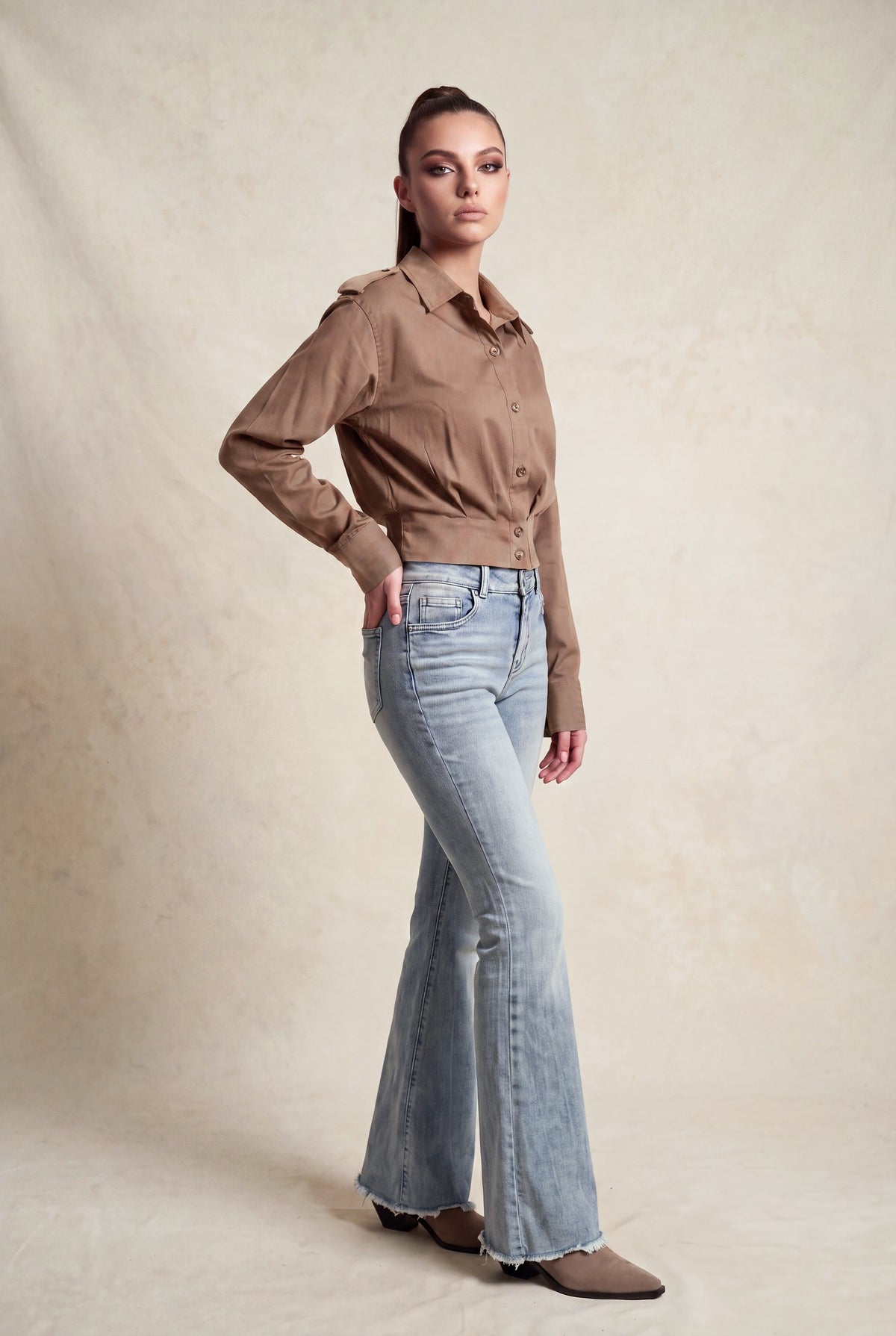 Blusa Corta con Tabs en Hombro color Mocha claro - HMT57562 - vista 2