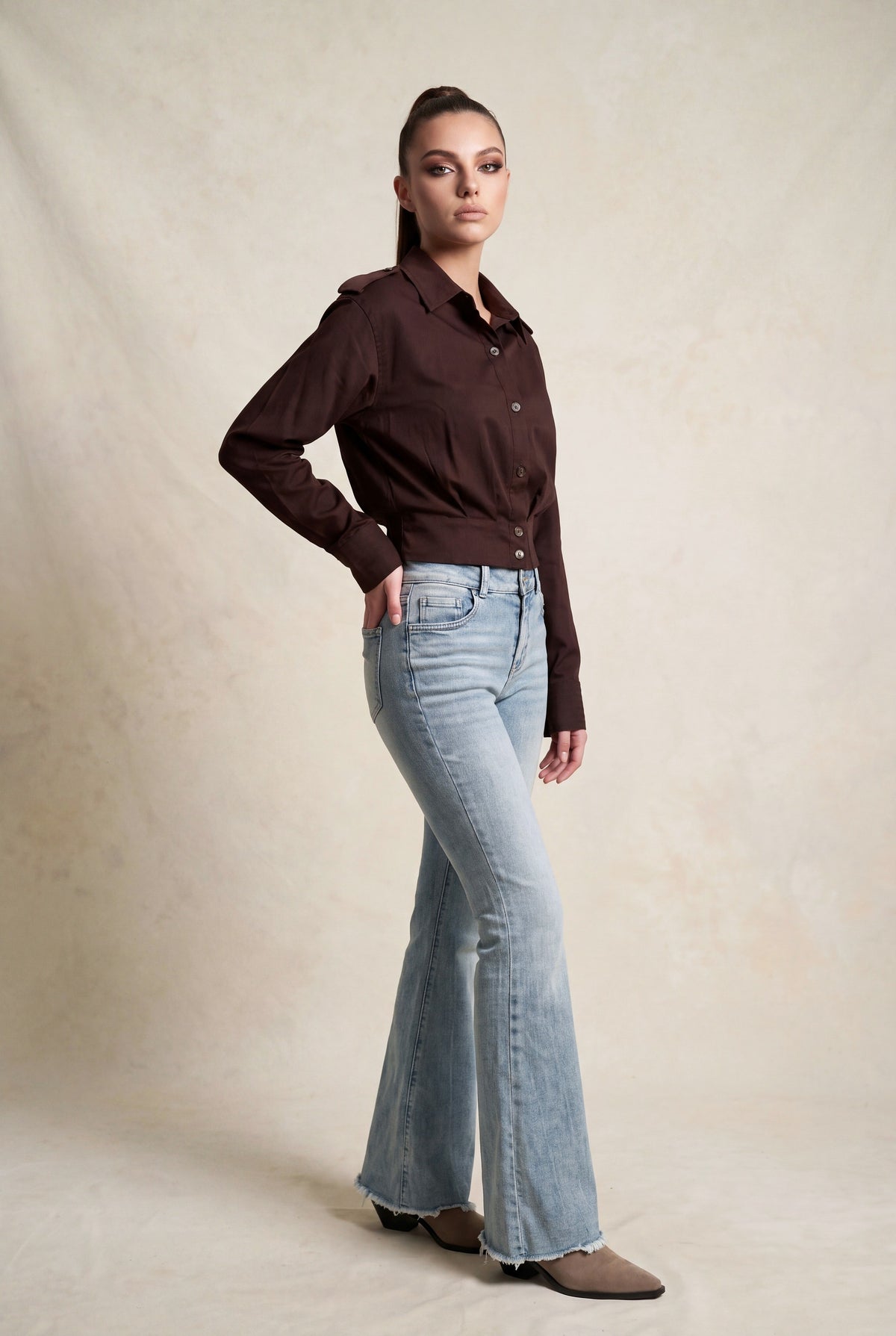 Blusa Corta con Tabs en Hombro color Chocolate oscuro - HMT57562 - vista 2