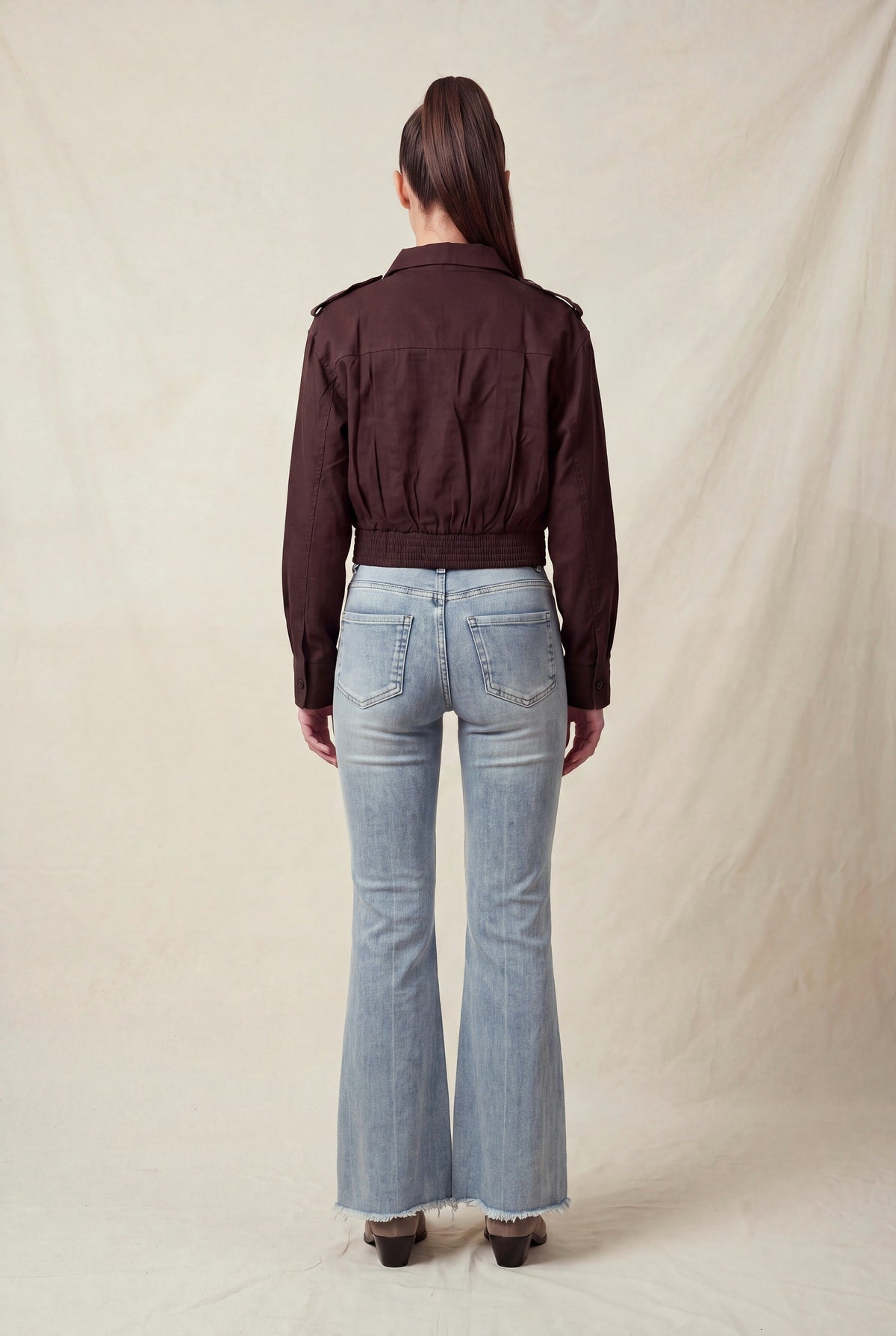 Blusa Corta con Tabs en Hombro color Chocolate oscuro - HMT57562 - vista 4