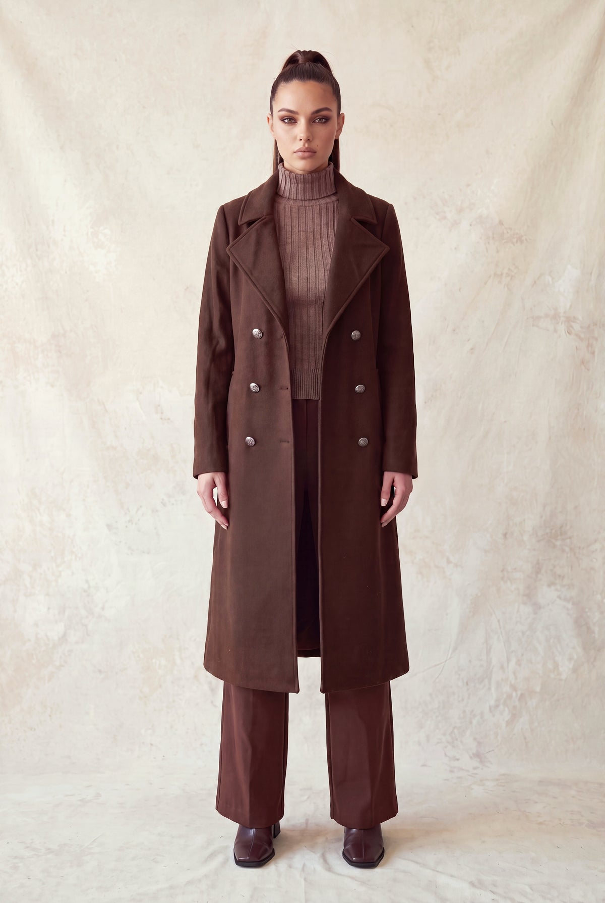 Abrigo Largo Doble Botonadura color Chocolate - PHMJ147 - vista 5