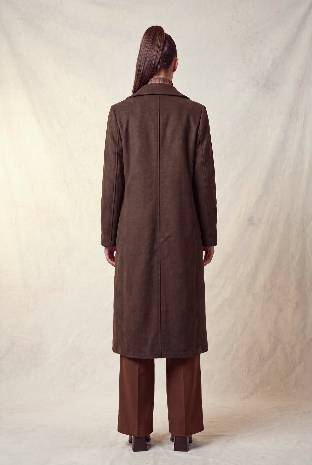 Abrigo Largo Doble Botonadura color Chocolate - PHMJ147 - vista 4