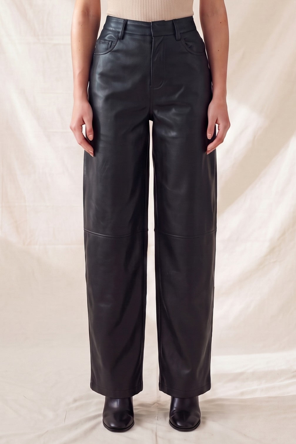Pantalón Barrel de PU color Negro - PHMP144